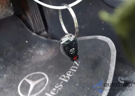 2011 Mercedes-Benz E 550 4Matic z USA, uszkodzony, nr VIN WDDHF9AB3BA414897